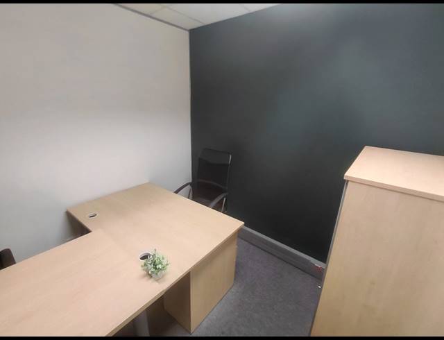 20M² SERVICED OFFICE TO LET IN FOURWAYS